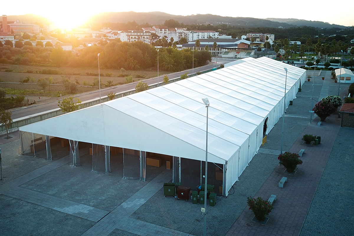 Tenda iluminada à noite